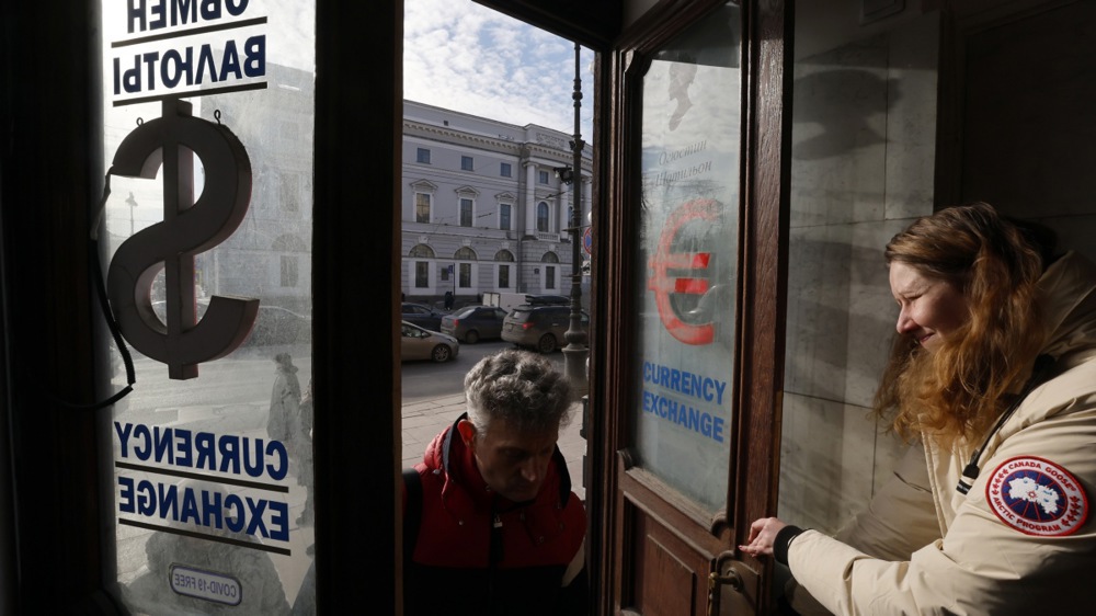 Mjenjačnica u Sankt Peterburgu, Rusija. Foto: EPA/ANATOLY MALTSEV