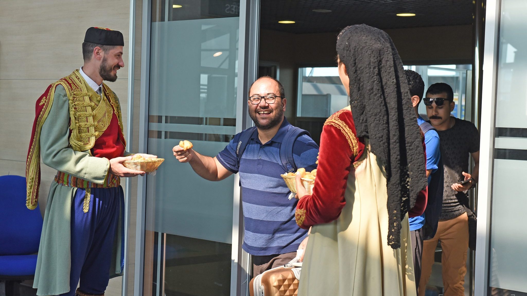 Doček turista iz Saudijske Arabije na aerodromu u Tivtu. Foto: Vlada Crne Gore