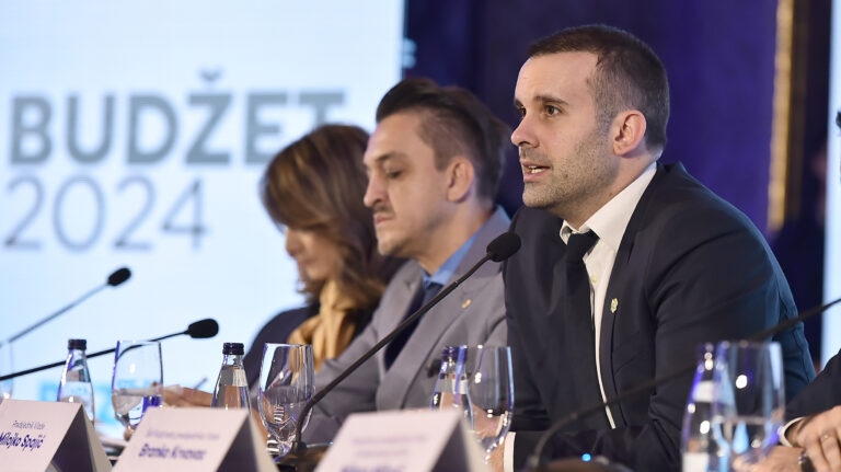 Milojko Spajić i Novica Vuković na konferenciji za novinare. Foto: Vlada Crne Gore
