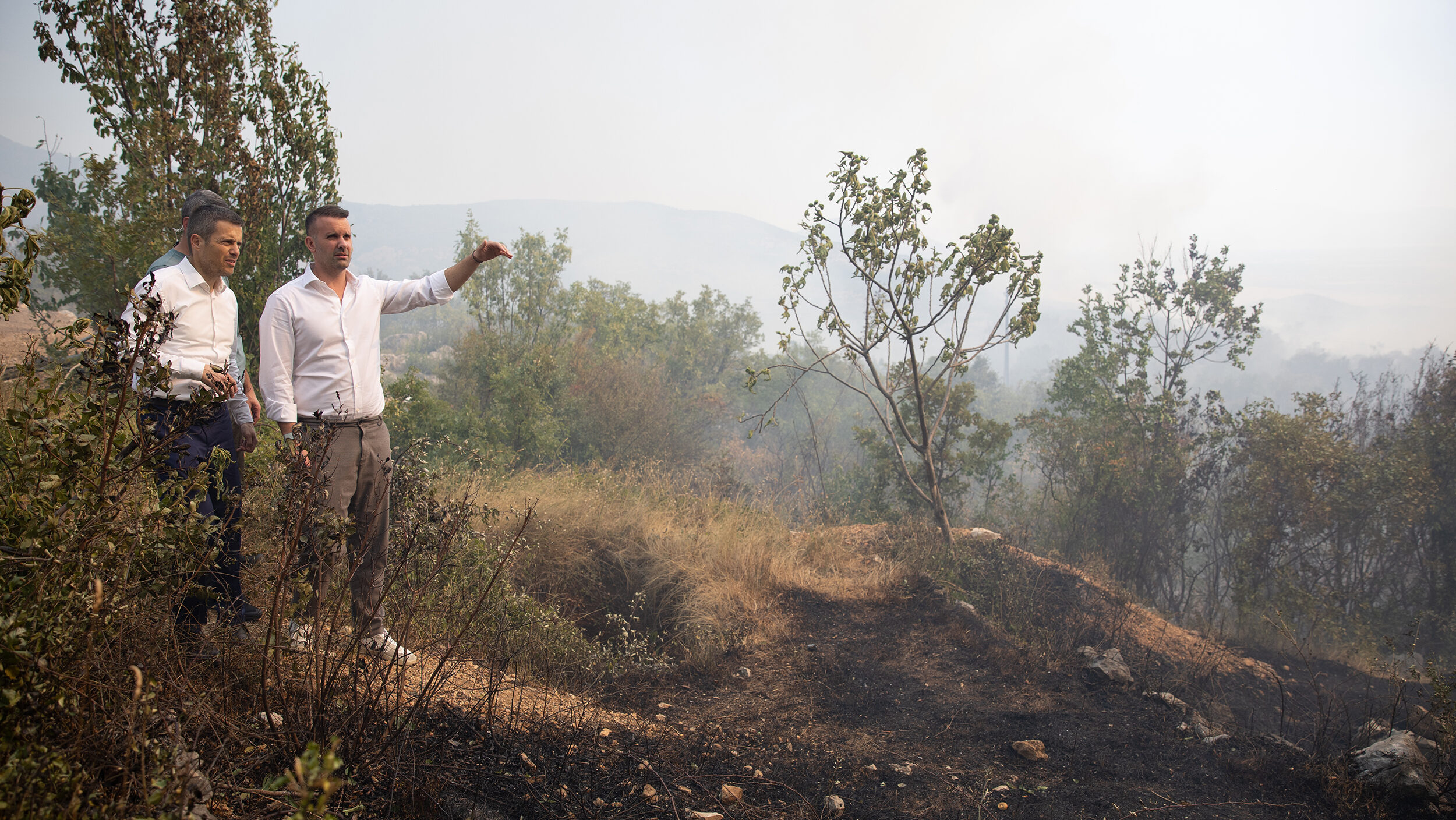 Spajić i Mujović tokom požara u Kučima. Foto: Vlada Crne Gore