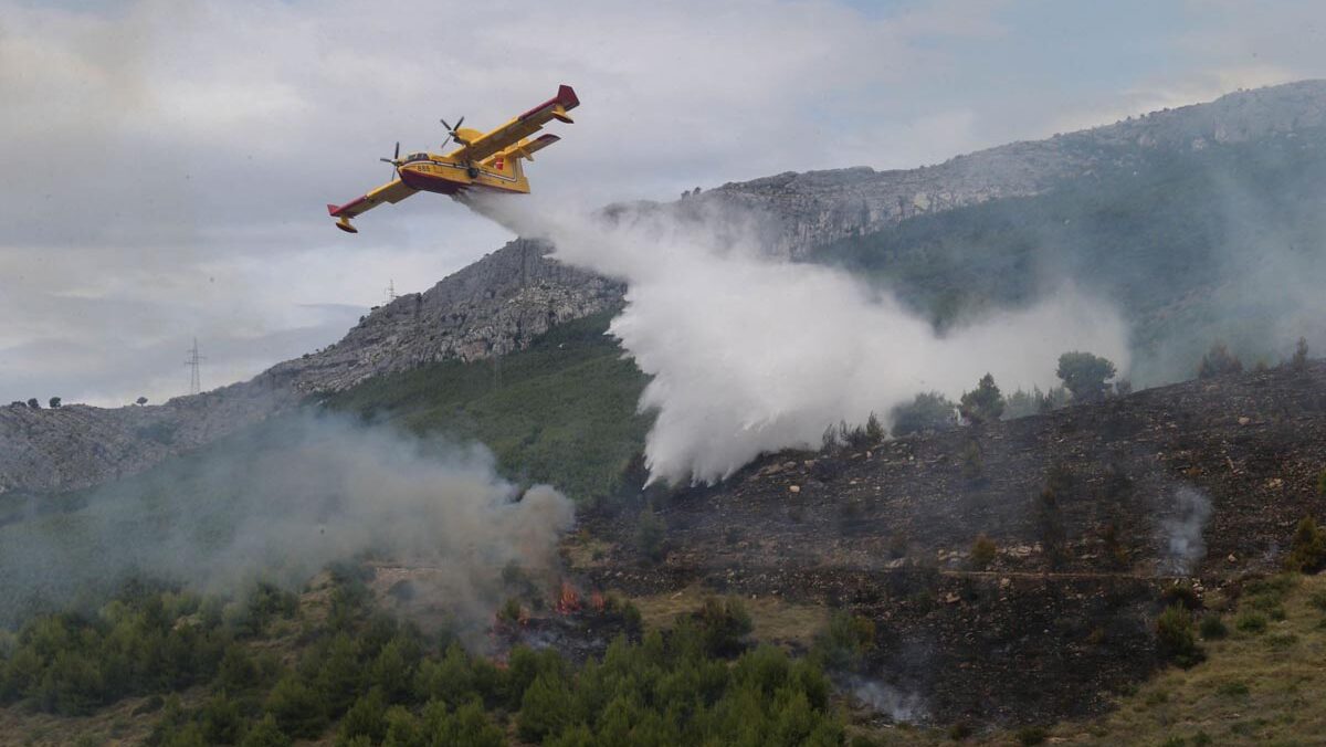 Kanader gasi požar na Lastovu. Foto: Ministarstvo odbrane Hrvatske