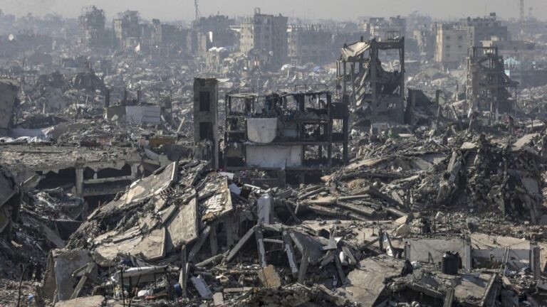 Uništene zgrade u izbjegličkom naselju u Pojasu Gaze tokom izraelske vojne ofanzive. Foto: EPA/MOHAMMED SABER.