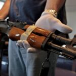 Rastuća potražnja jača šverc lakog naoružanja u Albaniji. Foto: EPA/ARNO BURGI