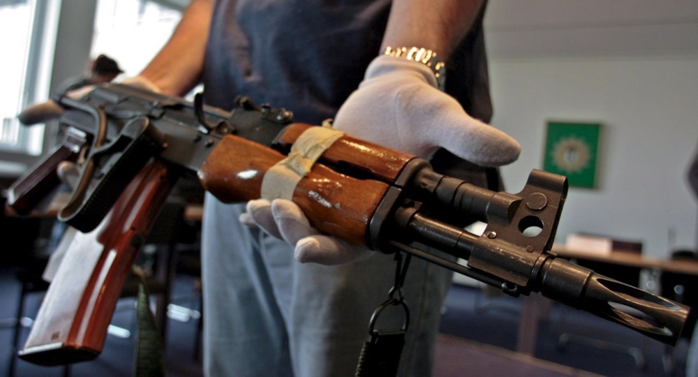 Rastuća potražnja jača šverc lakog naoružanja u Albaniji. Foto: EPA/ARNO BURGI