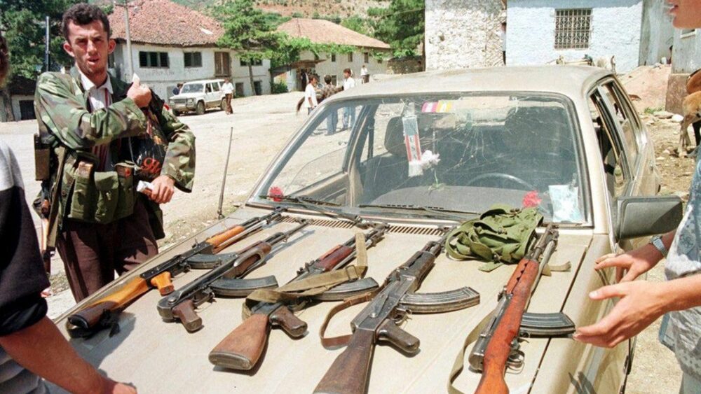 Ilegalna prodaja oružja u Tropoji u maju 1998.godine. Foto: EPA/ARMANDO BABANI