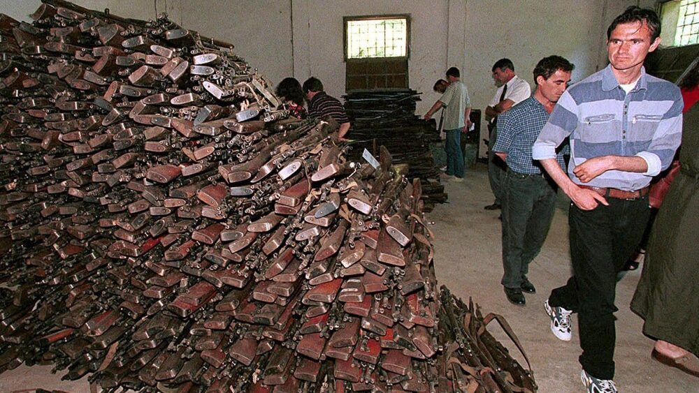 Oružje koje je 1997. ukradeno iz vojne baze u Tirani. Foto: EPA/ARMANDO BABANI 