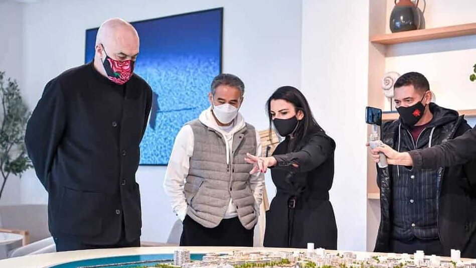 Albanski premijer Edi Rama i biznismen iz UAE Mohamed Alabar posmatraju maketu turističke luke u Draču. Foto: Facebook/Edi Rama.