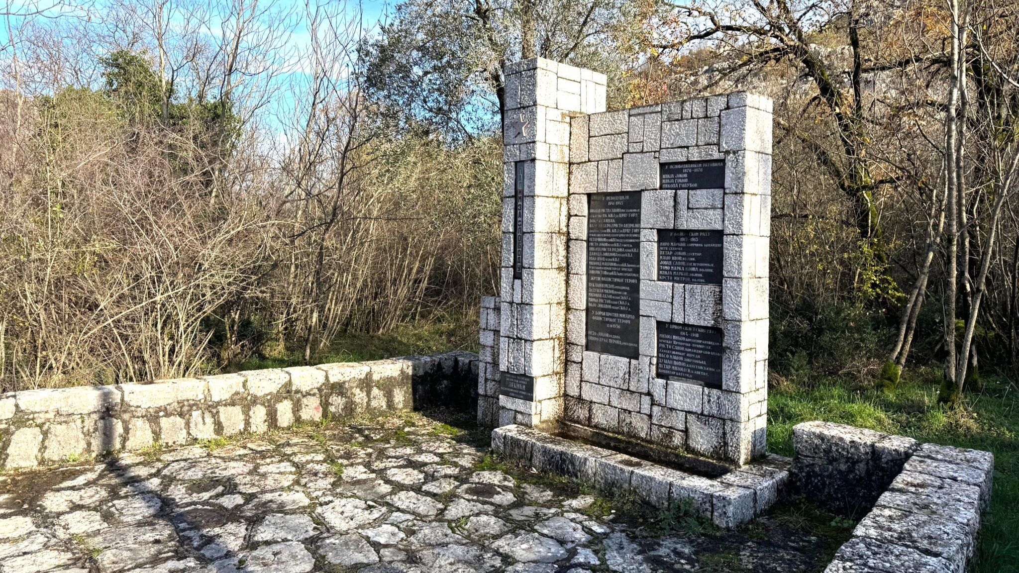 Spomenik u selu Donje Seoce kod Virpazara. Foto: BIRN/Samir Kajošević