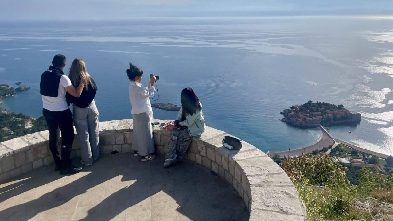 Turisti na vidikovcu iznad Svetog Stefana. Foto: BIRN/Predrag Milić